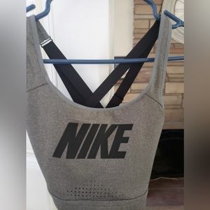 Nike Women’s size M sports bra.NWT attached ret.$55